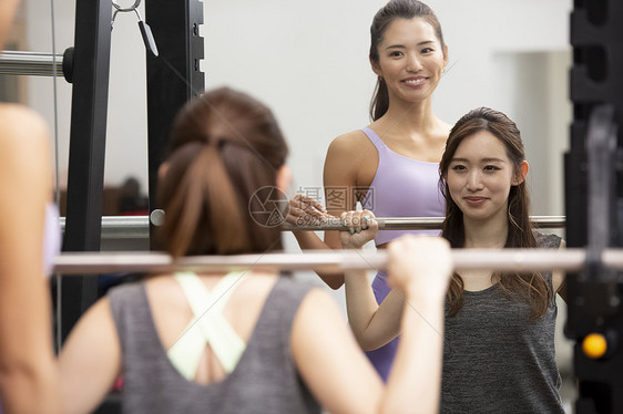 健身房锻炼的青年男女图片