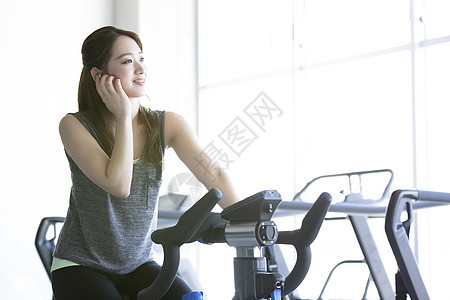 健身房锻炼身体的年轻女子图片