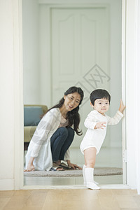 在家照顾小宝贝的年轻妈妈图片