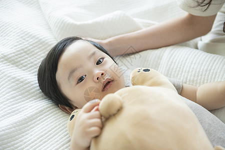 在家照顾小宝贝的年轻妈妈图片