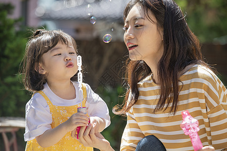 在家照顾小宝贝的年轻妈妈图片