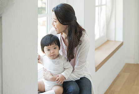 在家照顾小宝贝的年轻妈妈图片