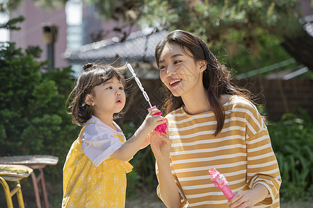 在家照顾小宝贝的年轻妈妈图片