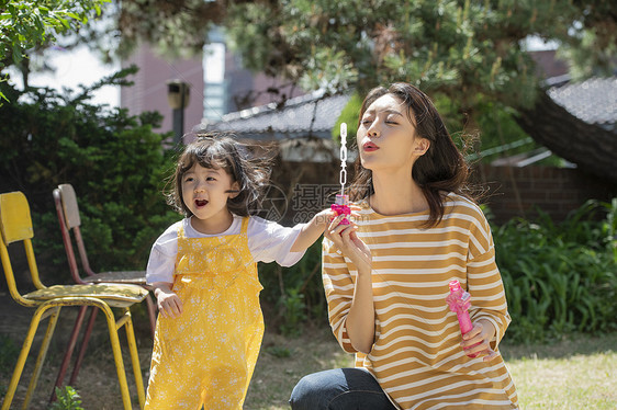 在家照顾小宝贝的年轻妈妈图片