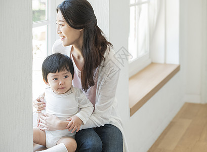 在家照顾小宝贝的年轻妈妈图片