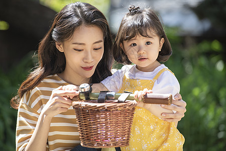 在家照顾小宝贝的年轻妈妈图片