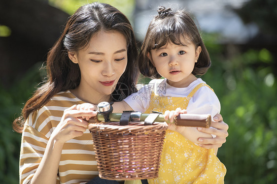 在家照顾小宝贝的年轻妈妈图片