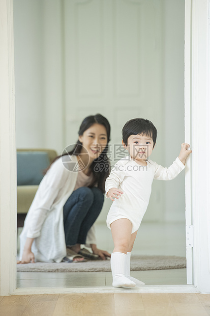 在家照顾小宝贝的年轻妈妈图片