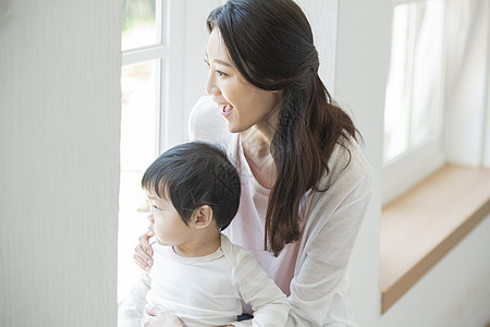 居家的小宝贝和年轻妈妈图片