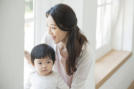 居家的小宝贝和年轻妈妈图片