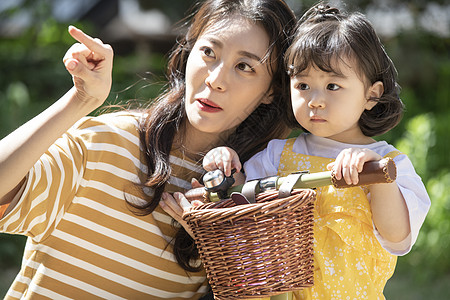 居家的小宝贝和年轻妈妈图片