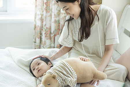 居家的可爱小朋友和年轻妈妈图片