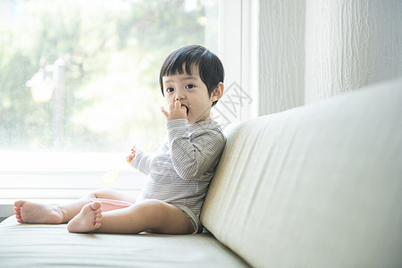 居家的可爱小朋友和年轻妈妈图片