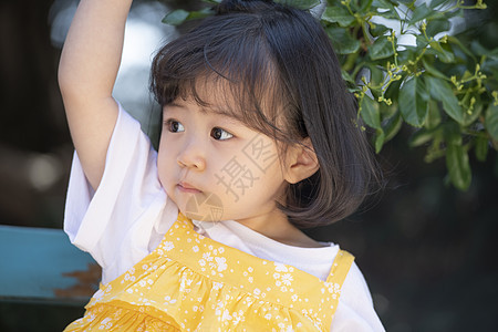 居家的可爱小朋友和年轻妈妈图片