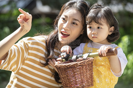 居家的可爱小朋友和年轻妈妈图片