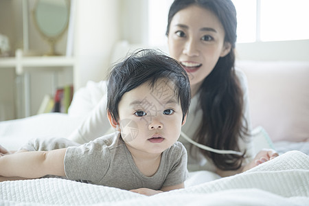 居家照顾婴儿的年轻妈妈图片