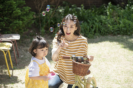 母子二人在吹泡泡图片