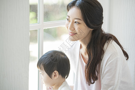 居家照顾婴儿的年轻妈妈图片