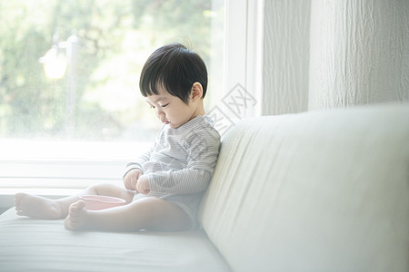 坐在岸边侧面照婴儿坐在沙发上独自玩耍背景