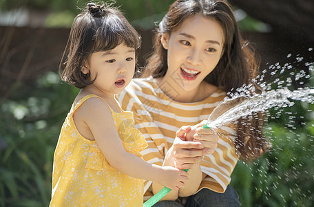 夏天户外玩水的母亲和女儿图片