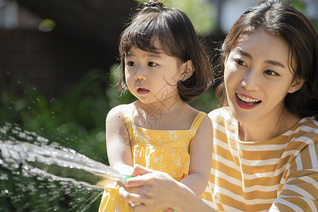 夏天户外玩水的母女俩图片