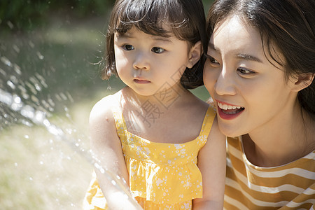 夏天户外玩水的母女俩图片