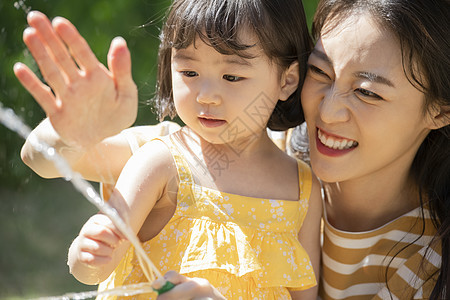 夏天户外玩水的母女俩图片