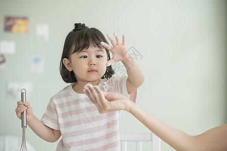 手上沾满面粉的小女孩图片