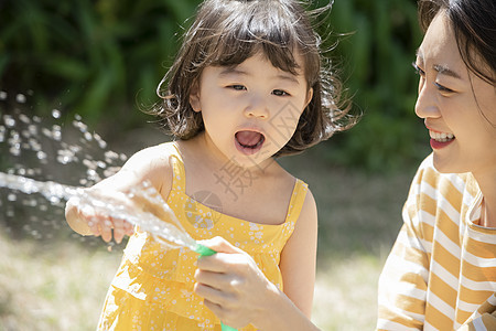 夏天户外玩水的母女俩图片