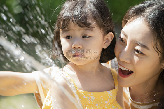 夏天户外玩水的母女俩图片