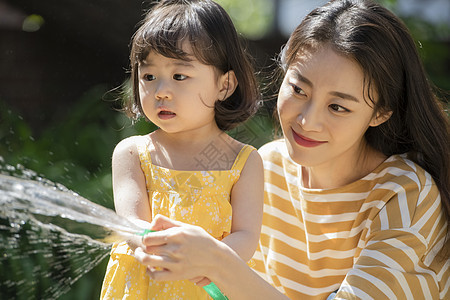 夏天户外玩水的母女俩图片