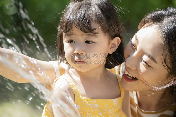 夏天户外玩水的母女俩图片