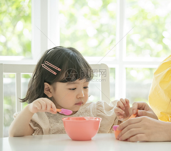 喝酸奶的小女孩图片