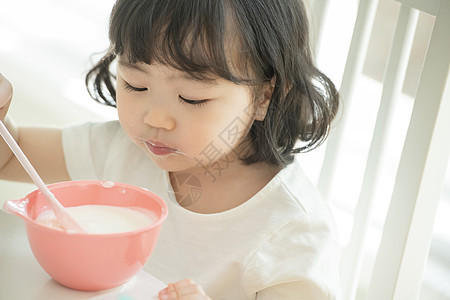 独自喝酸奶的小女孩图片