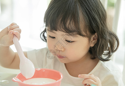 独自喝酸奶的小女孩图片