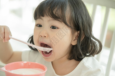 独自喝酸奶的小女孩图片