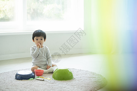 客厅拿着厨具玩耍的小男孩图片
