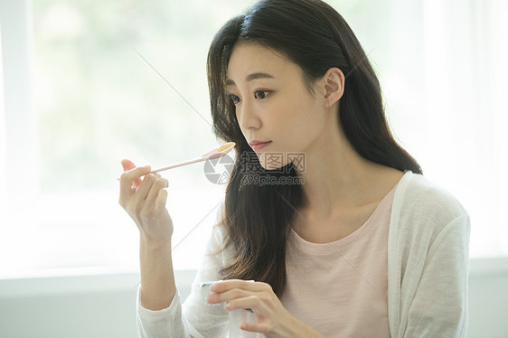 手拿勺子的漂亮妈妈图片