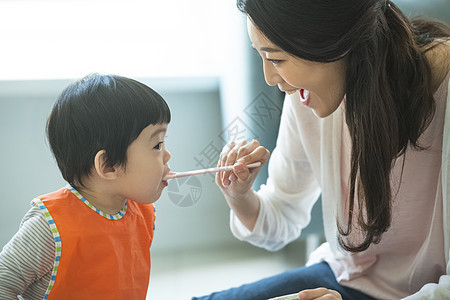 客厅喂孩子的母亲图片