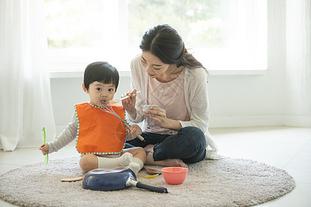 客厅喂孩子的母亲图片