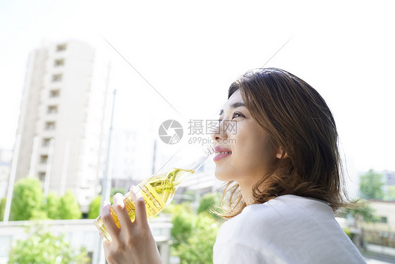 在户外喝酒的女孩图片