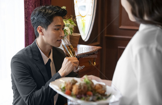 餐厅吃饭的男青年图片