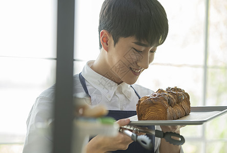 面包店里的男职员图片