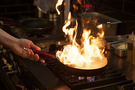 厨房爆炒的料理图片