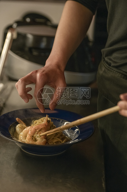 摆盘装点餐食的厨师特写图片