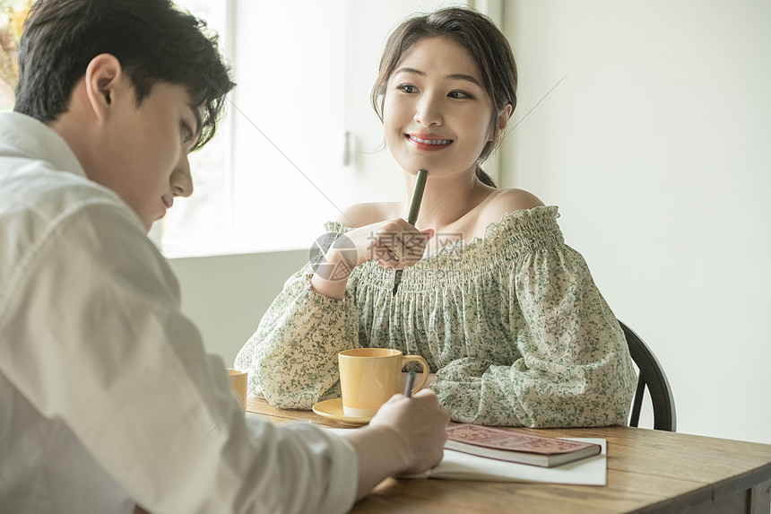 咖啡馆约会学习的青年男女