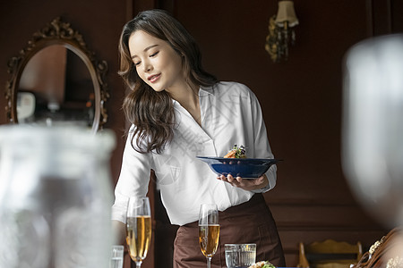 上菜服务员图片