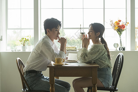 杯子情侣图片咖啡馆约会的年轻情侣背景