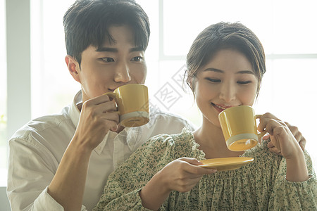 喝咖啡约会的年轻情侣图片