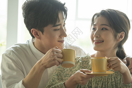 喝咖啡约会的年轻情侣图片